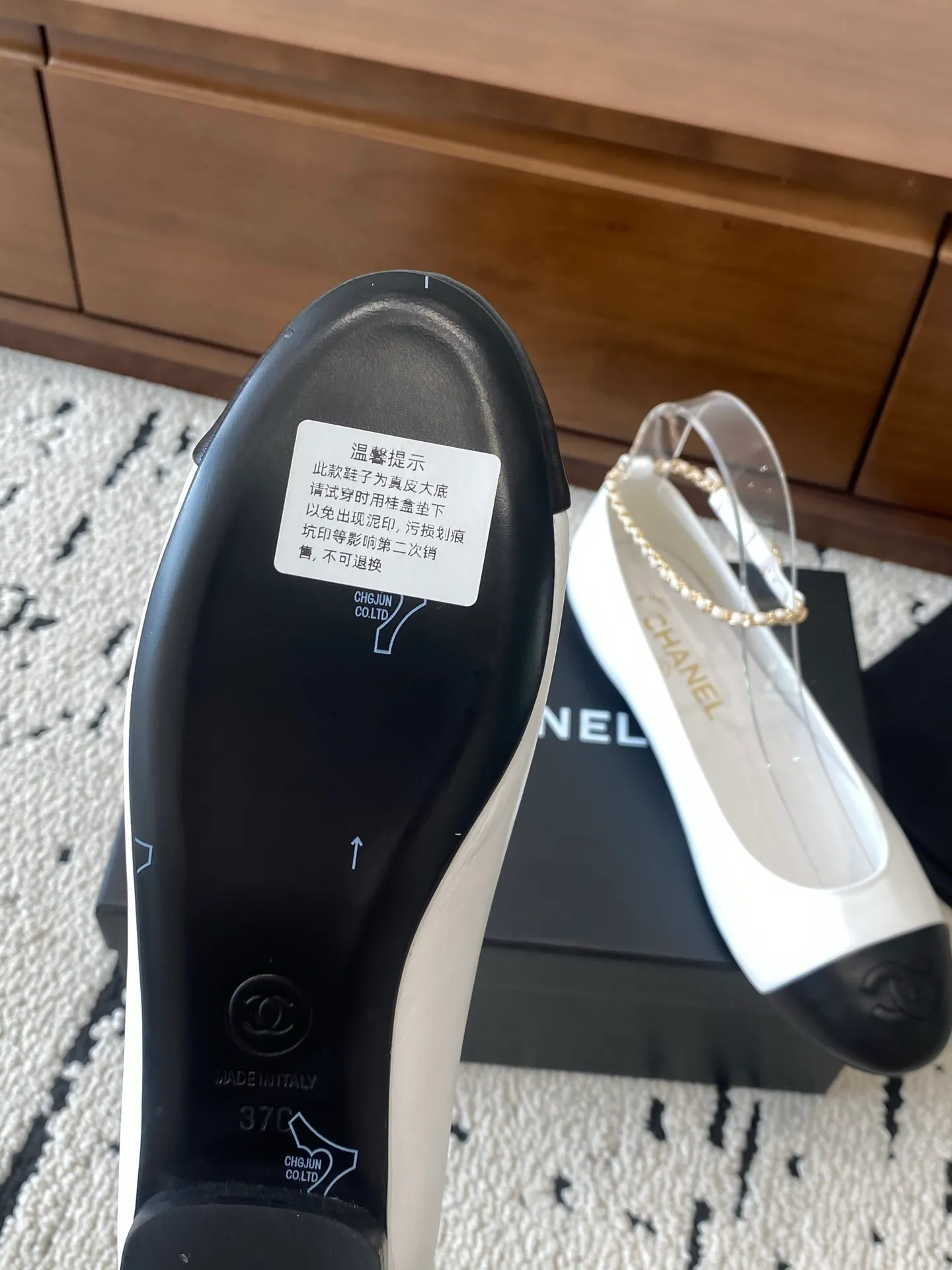 👟👟Ex-factory price 580👟👟 🍀CHANEL2025 new autumn and winter model, Mary Jane leather Chanel Xiaoxiang C home flat classic metal chain shoes Comfortable Mary Jane shoes Catwalk advanced ready-to-wear customization, simple yet sweet and playful Solid color fabric is refreshing and easy to wear Buckle design shoes are more heeling Upper: Customized sheepskin Inner foot pad: sheepskin Sole: Italian leather sole Size: 35-40 (40 customization is non-refundable) 👉 👉 Buy now👉 Buy now👉